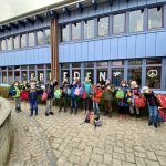 ENS Schüler vor Schule