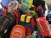 Die Emil-Nolde-Schule spendet Rucksäcke an die Bunte Vielfalt