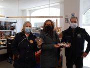 Bürgermeisterin übergibt Eisgutscheine an Bargteheider Tafel