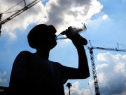 IG BAU warnt vor Sonnengefahr für „Draußen-Jobber“ im Kreis Stormarn