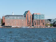 Senioren fahren zu den Giganten im Hamburger Hafen