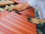 Die Löhne für die Jobs auf den Dächern im Kreis Stormarn sollen um 8 Prozent nach oben klettern