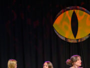 Der Drache erhebt sich erneut über Bargteheide: Politische Parabel von bedrückender Aktualität im Klei-nen Theater Bargteheide e.V.