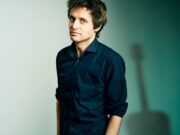 Lennart Schilgen mit „Abwesenheitsnotizen“ am 16. April 2026 im Kulturzentrum Marstall