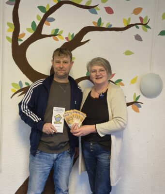 Das FFC Zapfhahn-Team spendet 500 Euro für das Kinderhaus Blauer Elefant