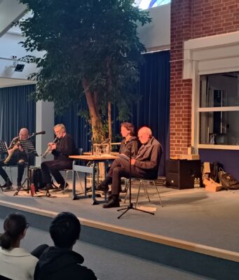 Lesung „Von Liebe, Hass und Scheiterhaufen“ bewegt die Oberstufe am Gymnasium Eckhorst