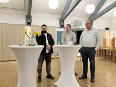 Bewegende Vernissage: Zeitzeuge berichtet von den Folgen des Brandanschlags in Mölln