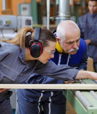 Zwischenbilanz zum Ausbildungsmarkt: Interesse an betrieblicher Ausbildung steigt wieder