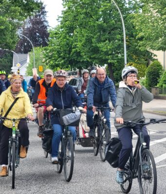 Über 200 Radfahrende setzen Zeichen: Ahrensburgs Verkehrspolitik steht in der Kritik