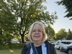 „Bürgermeisterin verteilt Glückskekse an Eltern – Ein Aufruf für mehr Sicherheit und Nachhaltigkeit auf dem Schulweg“