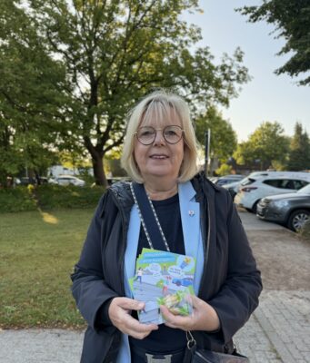 „Bürgermeisterin verteilt Glückskekse an Eltern – Ein Aufruf für mehr Sicherheit und Nachhaltigkeit auf dem Schulweg“