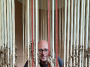 RAUM de LUXE – Kunstinstallation aus Erde über zwei Geschosse im Stellwerk Bargteheide