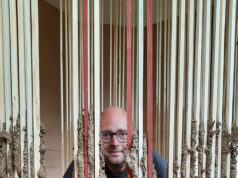 RAUM de LUXE – Kunstinstallation aus Erde über zwei Geschosse im Stellwerk Bargteheide